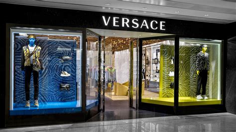 versace uomo negozi napoli|Negozi di abbigliamento Versace nella provincia di Napoli.